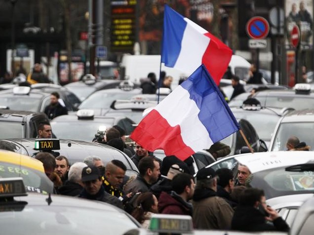 Protesto de taxistas franceses bloqueia o tráfego em Paris, nesta terça-feira (26)