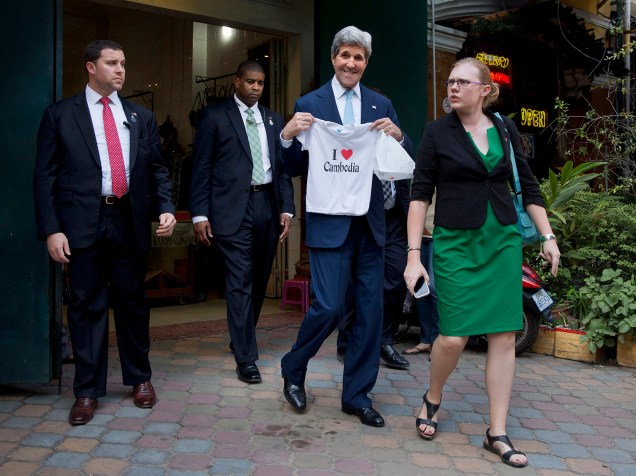 O secretário de Estado dos EUA, John Kerry, encerrou nesta terça-feira (26) sua visita ao Camboja