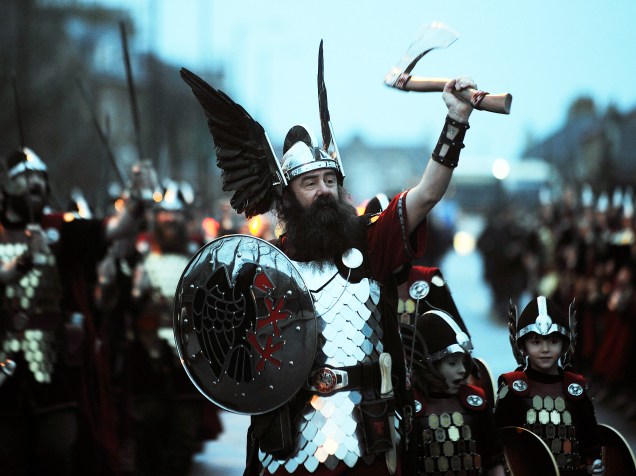 Homens se vestem de vikings nas ilhas Shetland, na Escócia, nesta terça-feira (26). Centenas de pessoas se reúnem para o "Up Helly Aa", uma variedade de festivais que marcam o final da temporada do ano novo