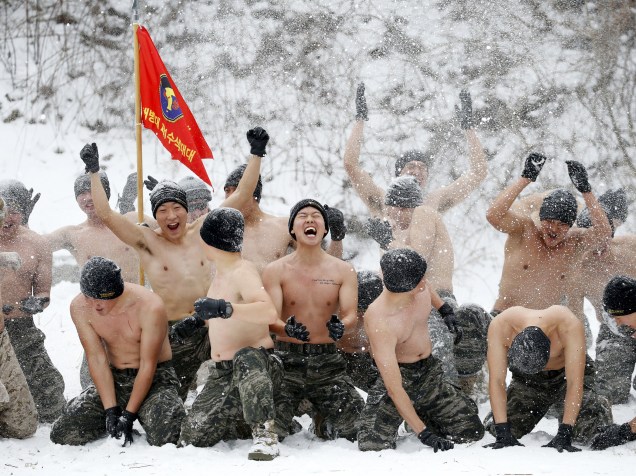 Militares da Coreia do Sul e dos Estados Unidos participam de exercício militar conjunto de inverno em Pyeongchang, na Coreia do Sul - 28/01/2016