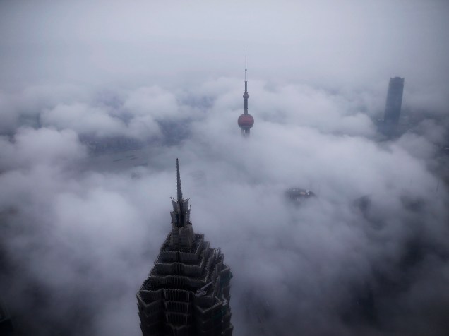 Nuvens cobrem os arranha-céus do distrito financeiro de Pudong durante chuva em Xangai, na China - 28/01/2016