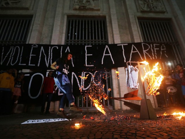Manifestação contra o aumento da tarifa do transporte público, o 7ª ato convocado pelo MPL (Movimento Passe Livre), em São Paulo (SP), nesta quinta-feira (28)