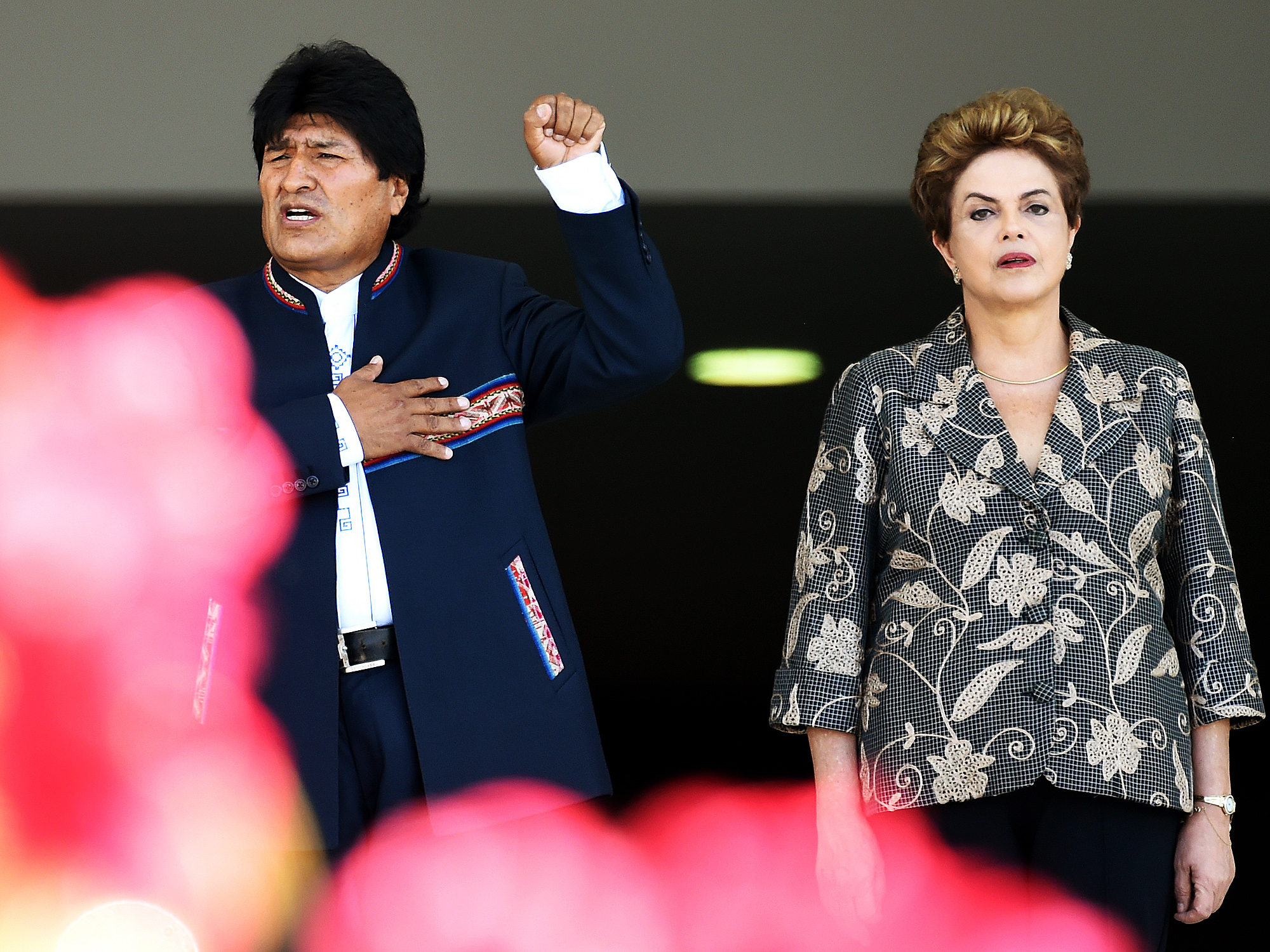 O presidente da Bolívia, Evo Morales, chega ao Palácio do Planalto e é recebido pela presidente Dilma Rousseff, em Brasília, na manhã desta terça-feira (02)