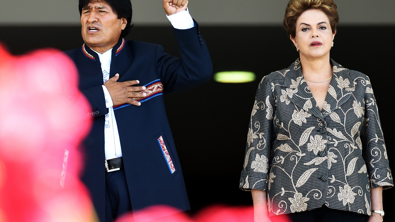 O presidente da Bolívia, Evo Morales, chega ao Palácio do Planalto e é recebido pela presidente Dilma Rousseff, em Brasília, na manhã desta terça-feira (02)