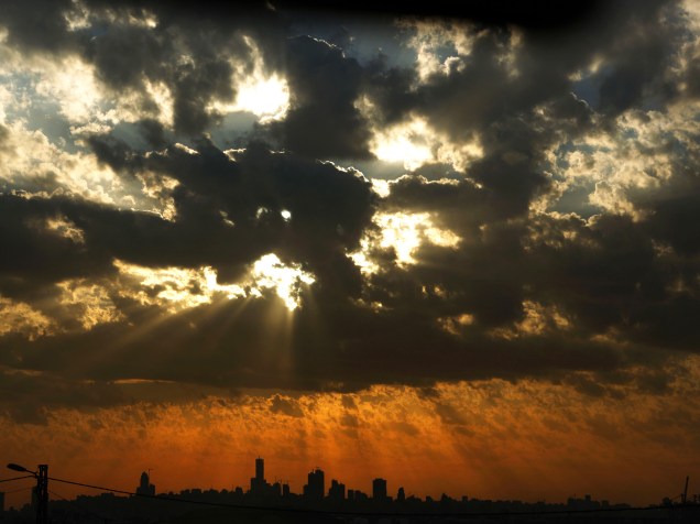 Pôr-do-sol, na capital libanesa Beirute, nesta sexta-feira (05)