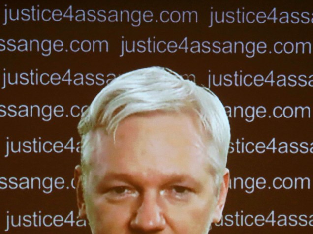 Fundador da Wikileaks, Julian Assange, aparece em vídeo durante coletiva de imprensa no Frontline Club, em Londres, nesta sexta-feira (05)