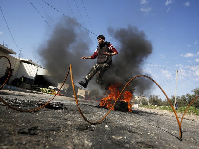 Palestino durante confrontos com tropas israelenses, na Cisjordânia
