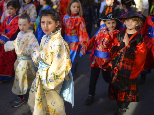 Crianças participam da celebração do Carnaval, em Bilbao, no norte da Espanha