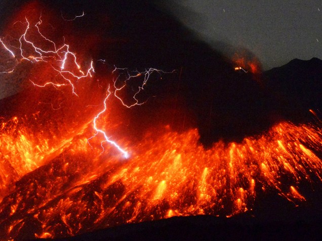 Raio vulcânico é visto na erupção do Monte Sakurajima, no sudoeste do Japão