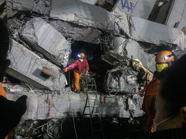 Trabalho de resgate de objetos encontrados entre os escombros de um prédio destruído pelo terremoto de 6,4 na escala Richter, que atingiu Taiwan, no último sábado (06)