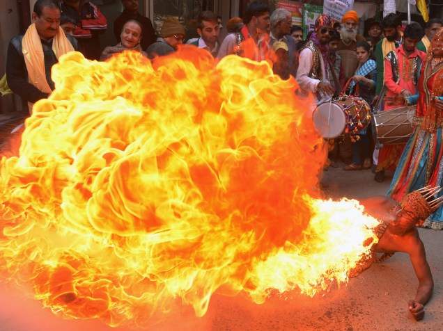 Artista cospe fogo durante procissão para celebrar o aniversário de 661 anos do nascimento do guru hindu Bawa Lal Dayal Maharaj em Amritsar, na Índia - 09/02/2016