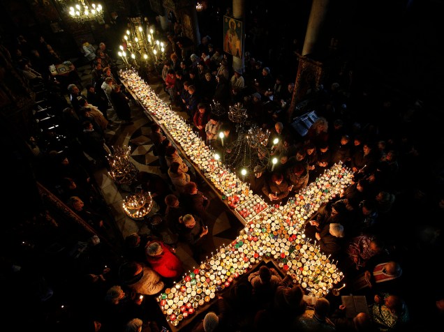 Cristãos ortodoxos se reúnem em torno de velas presas a frascos com mel, durante uma missa na igreja da Apresentação da Virgem em Blagoevgrad, Bulgária para a celebração do dia de São Haralampi, santo padroeiro dos apicultores - 10/02/2016