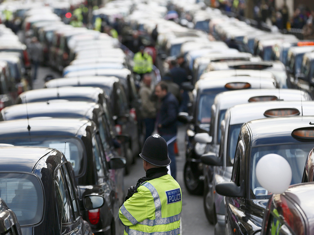 Taxistas fazem protesto contra o aplicativo Uber em Londres