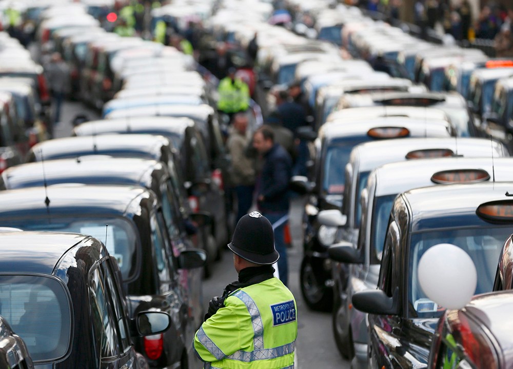 Taxistas fazem protesto contra o aplicativo Uber em Londres