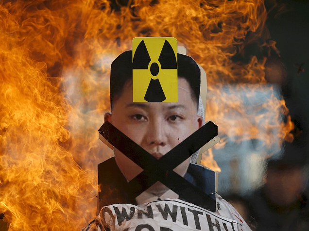 Recorte do rosto do líder norte-coreano, Kim Jong Un, é incendiado durante protestos contra a Coreia do Norte, em Seul, na Coréia do Sul