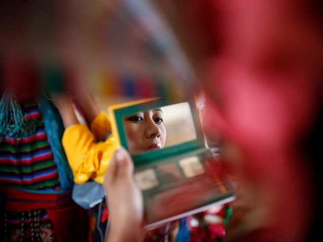 No Nepal, menina se prepara para as comemorações do Losar, o Ano Novo tibetano