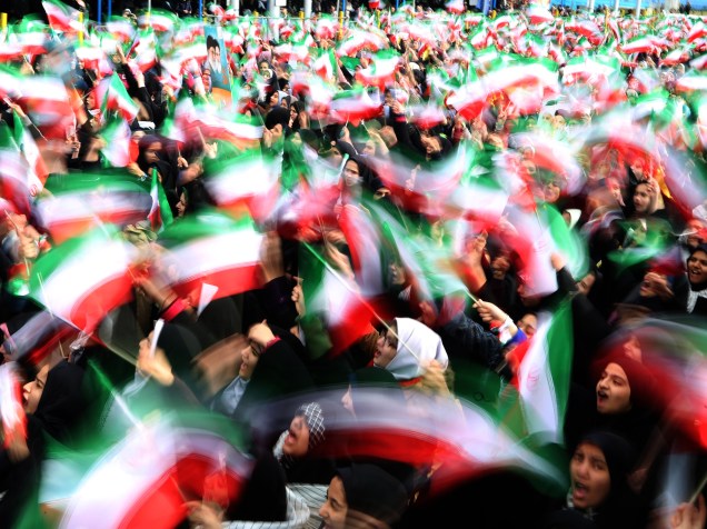 Estudantes iranianos balançam bandeiras, durante celebrações dos 37 anos da Revolução Iraniana, na Praça da Liberdade, no Irã