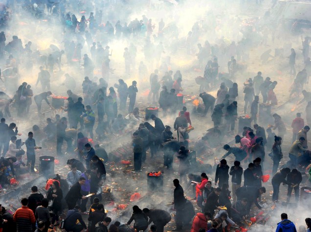 Em Hubei, na China, pessoas ascendem incensos em comemoração ao Ano Novo lunar