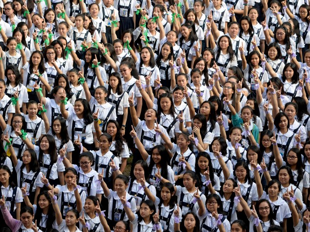 Dezenas de alunas do colégio St. Scholastica fazem o gesto da campanha "One Billion Rising" em Manila, capital das Filipinas. A campanha, que teve início em 2012 e já está em sua quinta edição, pede o fim de todas as formas de discriminação e violência contra mulheres e meninas. O movimento cita estatística da ONU que uma a cada três mulheres serão estupradas ou agredidas durante a sua vida