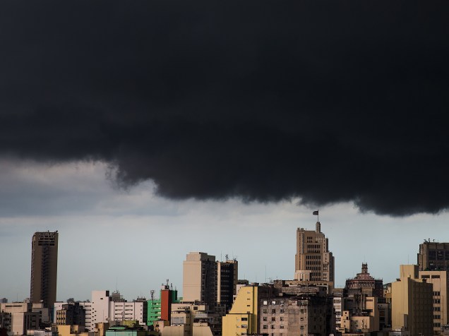 Uma tempestade no início de tarde desta segunda-feira (15) deixou a cidade de São Paulo às escuras, como se fosse noite, e sob risco de alagamento