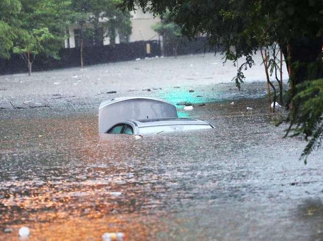 Veículos ficam submersos em frente ao Tribunal de Contas do Município, durante chuva que causou alagamento na pista local da Avenida Rubem Berta, em São Paulo (SP), nesta segunda-feira (15)