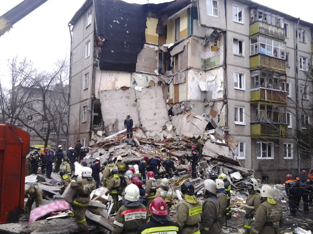 Bombeiros trabalham no local de uma explosão de gás em um edifício em Yaroslavl, na Rússia, nesta terça-feira (16); pelo menos 4 pessoas morreram