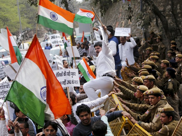 Policia e  estudantes entram em confronto na Universidade de Jawaharlal Nehru, em Nova Déli, Índia