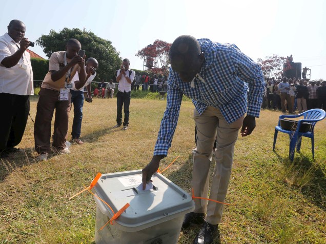 O líder da oposição Kizza Besigye, deposita seu voto em uma urna durante eleição presidencial, em Rukungiri (Uganda)