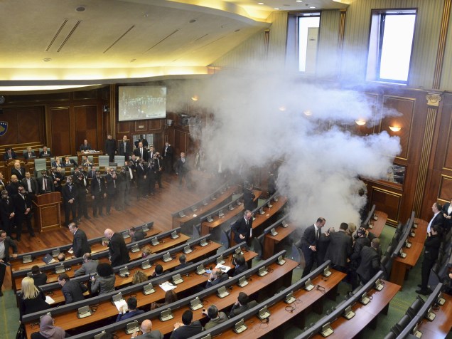 Uma bomba de gás lacrimogêneo foi lançada por deputados opositores durante uma sessão plenária do Parlamento do Kosovo. A oposição ultranacionalista protestou novamente contra a normalização de relações com a Sérvia, de quem a região de separou em 2008
