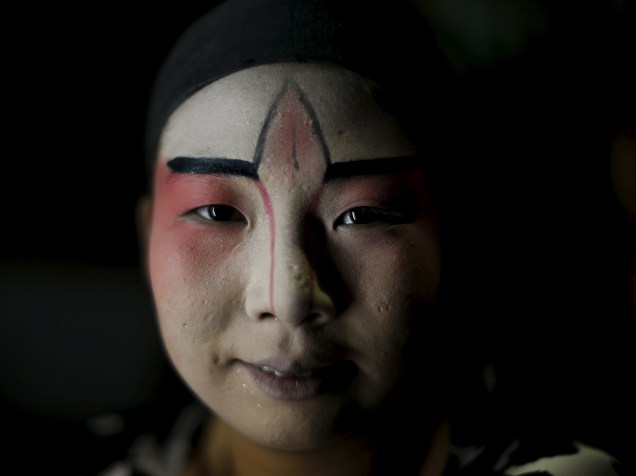 Artista se prepara nos bastidores da Ópera de Pequim, na China