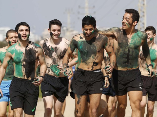 Adolescentes israelenses correm, antes de participar do treinamento de aptidão anual, como parte dos preparativos para o serviço militar obrigatório, próximo à Kibbutz Yakum, em Israel
