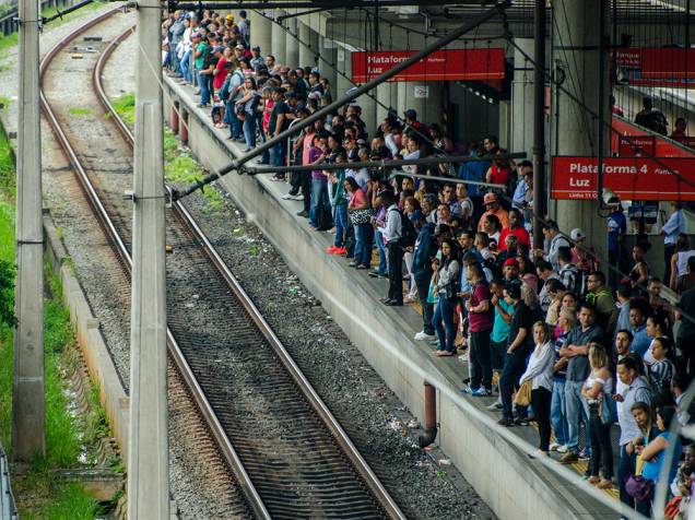 Movimentação na estação Guaianases da linha 11-coral. Falha elétrica em trem da Companhia Paulista de Trens Metropolitanos (CPTM) deixa estações lotadas em São Paulo, nesta segunda-feira (22)