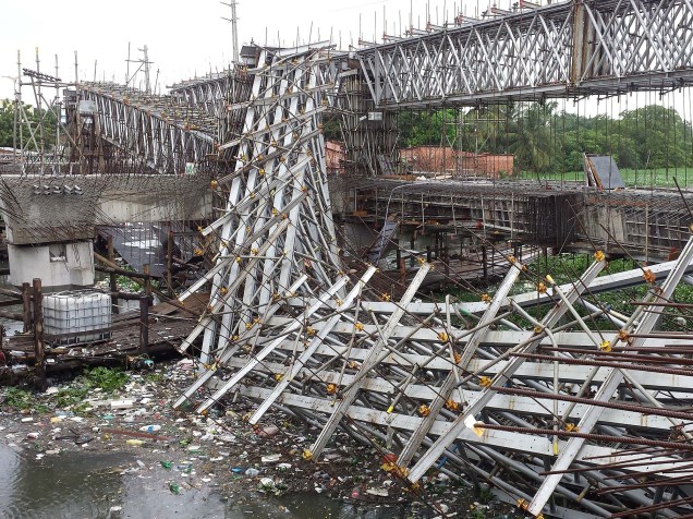 Movimentação no local do acidente nas obras de duplicação da ponte do canal do Lagamar, em Fortaleza (CE), na manhã desta terça-feira (23)