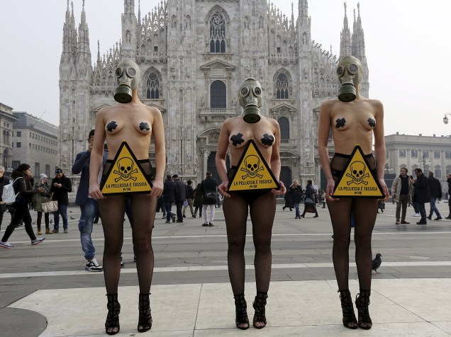 Modelos com máscaras de gás posam seminuas em protesto contra o uso de pele animal em roupas em ato organizado pelo Peta (ONG dedicada à defesa dos direitos dos animais) na abertura da Milão Fashion Week, na Itália