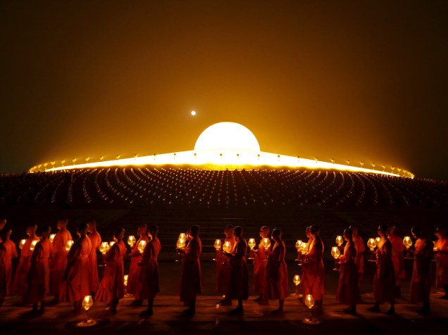 Monges budistas rezam no templo Wat Phra Dhammakaya, durante cerimônia no Dia de Makha Bucha, na província de Pathum Thani, na Tailândia