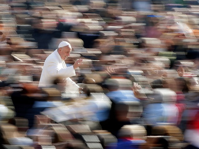 O papa Francisco chega para sua audiência semanal na praça São Pedro, no Vaticano, na manhã desta quarta-feira