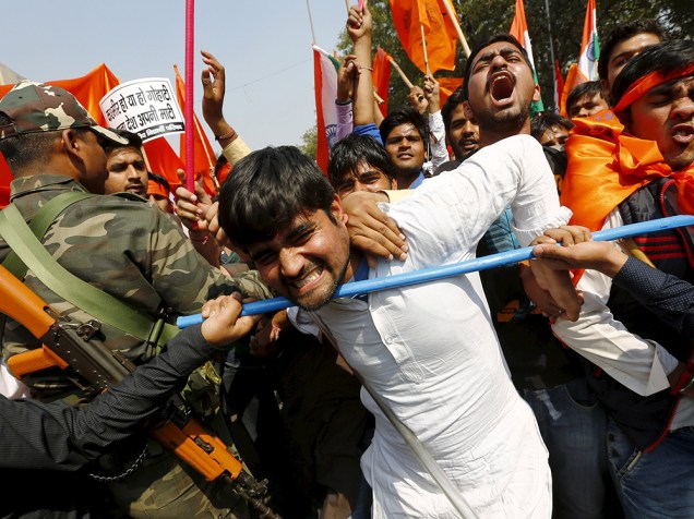 <a href="https://folhapress.folha.com.br/foto/6296642" rel="">Estudantes ativistas entram em confronto com policiais durante um protesto em Nova Déli, na Índia, nesta quarta-feira</a>