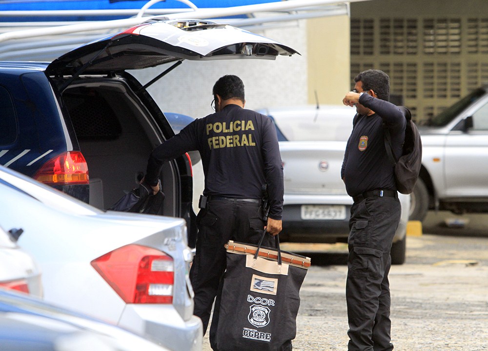 Policiais chegam à sede da PF em Recife (PE) com malotes de documentos apreendidos - Polícia Federal deflagra mais uma etapa da Operação Zelotes na manhã desta quinta-feira (25). O alvo da vez é o grupo Gerdau