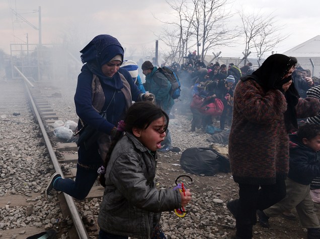 Confronto em um protesto na fronteira entre Grécia e Macedônia, perto da vila grega de Idomeni. Uma multidão de migrantes avançou contra um portão e foi dispersada com gás lacrimogêneo