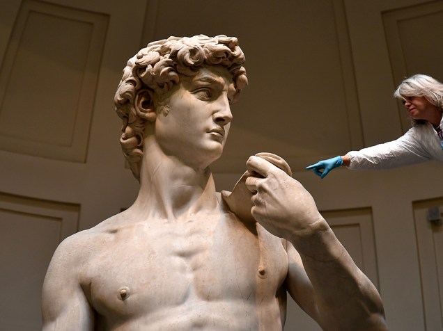 Em Florença, restaurador faz higienização da estátua de David, de Michelangelo