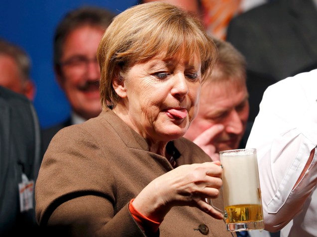 Angela Merkel bebe cerveja durante reunião de seu partido, na Alemanha