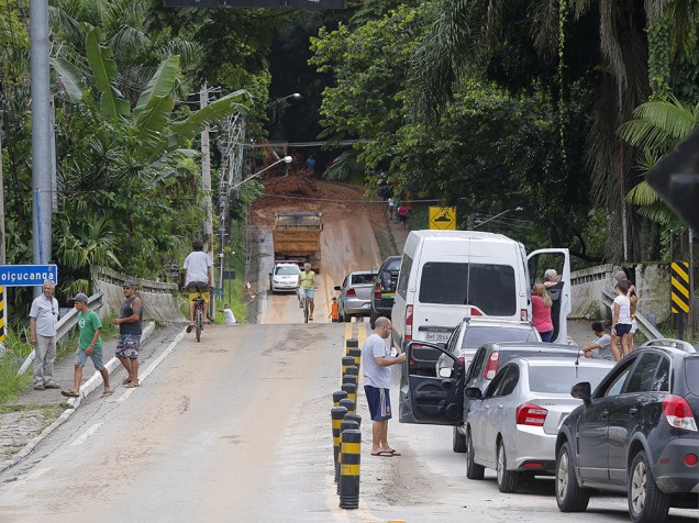 <a href="https://folhapress.folha.com.br/foto/6342514" rel="">Motoristas aguardam liberação da rodovia Rio-Santos, em São Sebastião, que ficou interditada após deslizamento causado pela chuva</a>