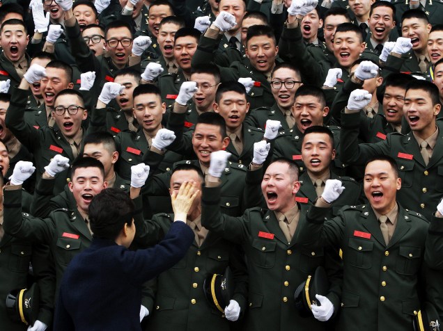 A presidente sul-coreana Park Geun-Hye cumprimenta oficiais recém-graduados durante cerimônia em Gyeryongdae, o principal complexo militar do país, em Gyeryong