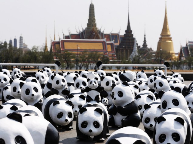 Esculturas de pandas feitas pelo artista francês Paulo Grangeon são fotografadas em uma exposição em Bangcoc, Tailândia, nesta sexta-feira (04)