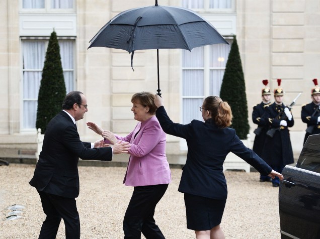 Angela Merkel chegou nesta sexta-feira (04) de manhã a Paris para uma reunião com François Hollande, no Palácio Elysee