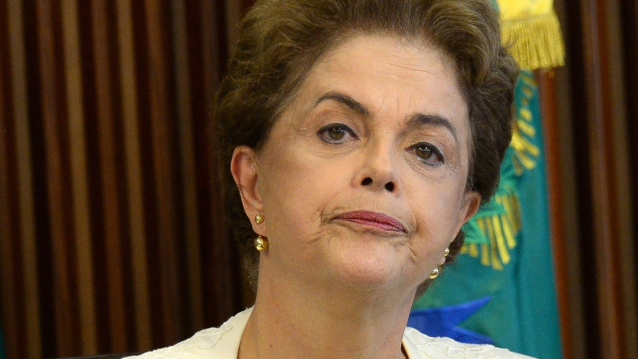 A presidente Dilma Rousseff e os ministros Ricardo Berzoini e Jaques Wagner recebem o Comitê de Articulação Federativa e representantes das Associações Estaduais de Municípios, em Brasília, nesta sexta-feira (04)