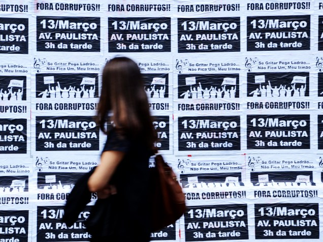Cartazes em preto e branco, colados em muros e tapumes da Avenida Paulista, em São Paulo (SP), nesta terça-feira (8), convocam a população para protesto contra o governo federal, no próximo domingo (13)