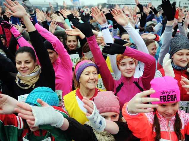 Mulheres e crianças se preparam para participar da "Corrida da Beleza", em homenagem ao Dia das Mulheres em Minsk, na Bielorrússia
