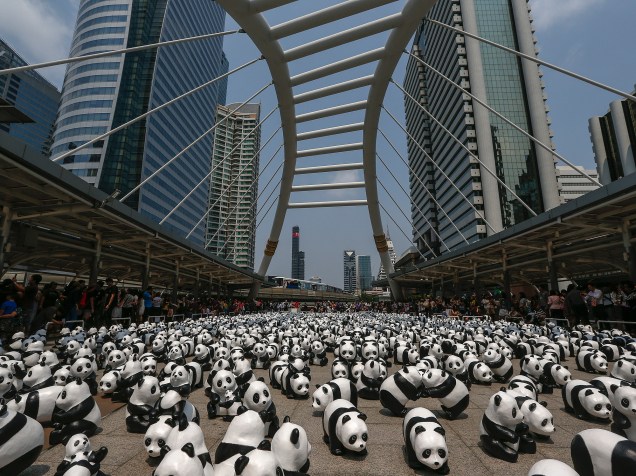 Esculturas de pandas feitas pelo artista francês Paulo Grangeon foram espalhadas sobre a ponte Chong Nonsi em Bangkok, na Tailândia, como parte de uma exibição do artista