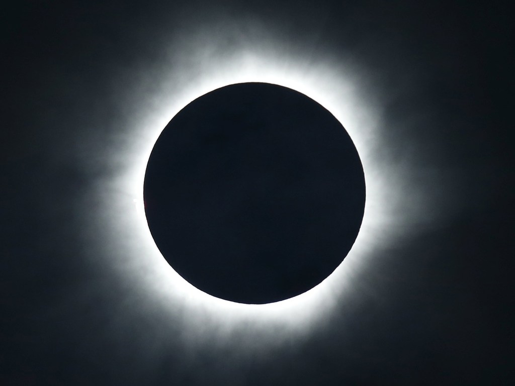 Um eclipse solar total é visto a partir da cidade de Ternate, na Indonésia, nesta quarta-feira (09)
